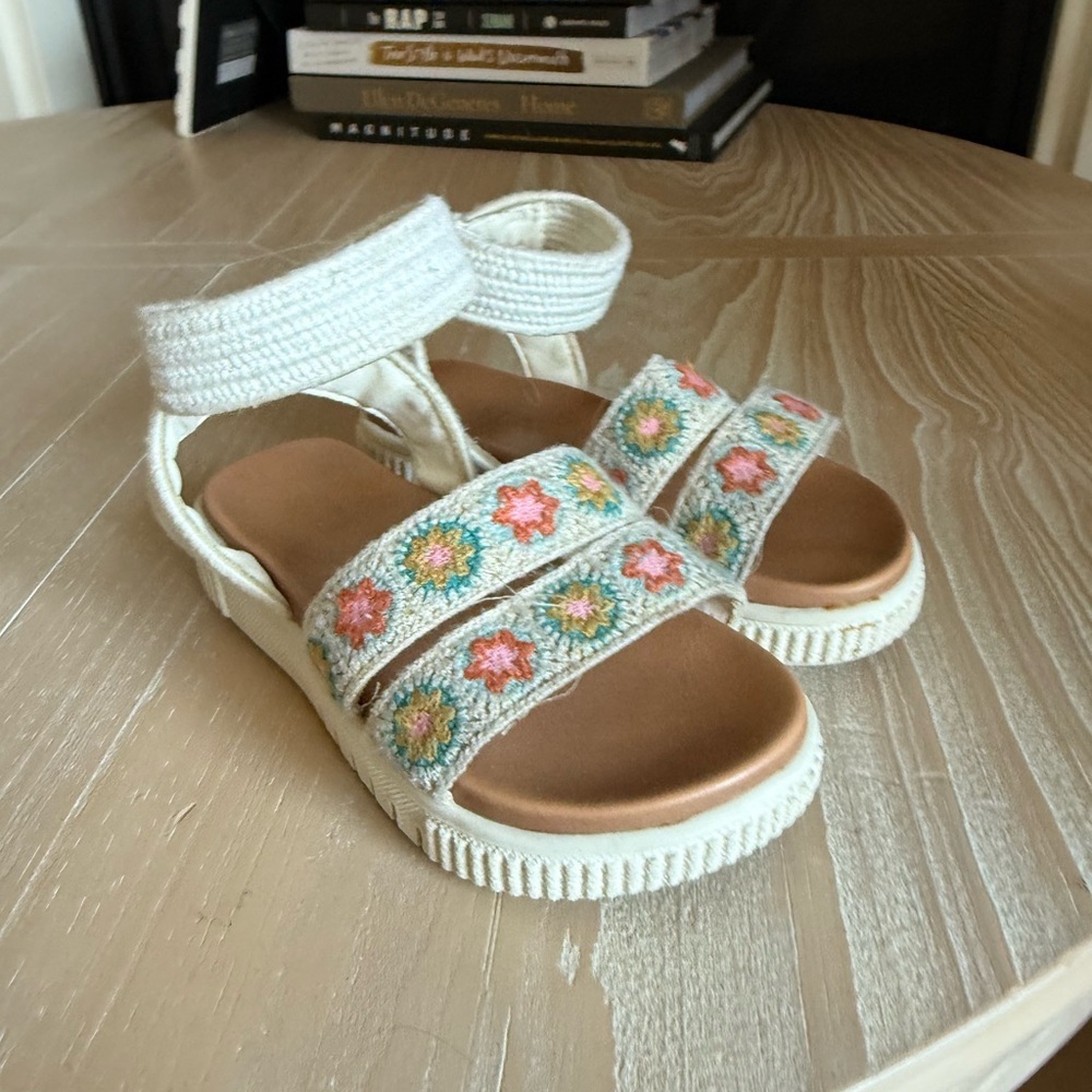 Mia|Baby girl, toddler off white Embroidered floral sandals in boho style•••8 - Picture 9 of 9